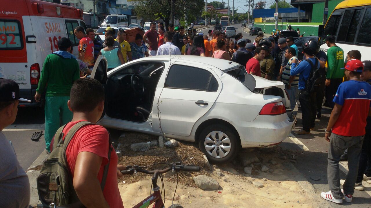 Três pessoas ficam feridas após colisão entre carros e microônibus em avenida de Manaus
