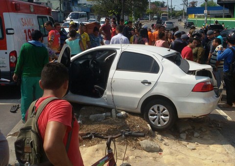Três pessoas ficam feridas após colisão entre carros e microônibus em avenida de Manaus