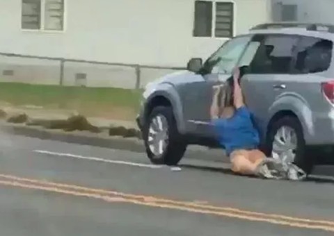 Dono de carro arrasta ladrão pelado no asfalto após tentativa de roubo. Vídeo 