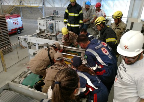 Trabalhador fica preso em esteira de cimento e fratura membros no Distrito Industrial