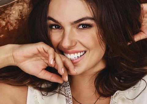 Em clique raro mostrando bumbum, Ísis Valverde é elogiada: 'que corpo é esse?'