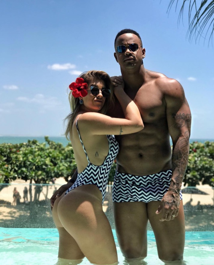 Léo Santana e Lorena Improta mostram corpões com direito a mão boba 