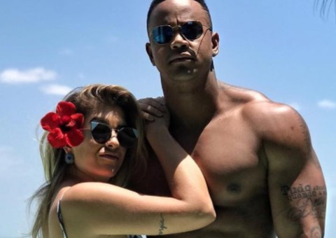 Léo Santana e Lorena Improta mostram corpões com direito a mão boba 