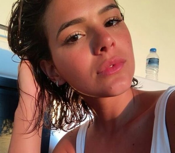 Bruna Marquezine é cercada por fotógrafos durante Festival de Veneza, na Itália