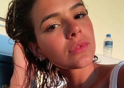 Bruna Marquezine é cercada por fotógrafos durante Festival de Veneza, na Itália