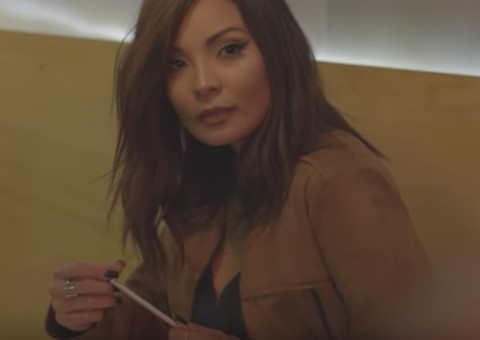 Carol Nakamura beija em clipe cantor apontado como pivô de separação