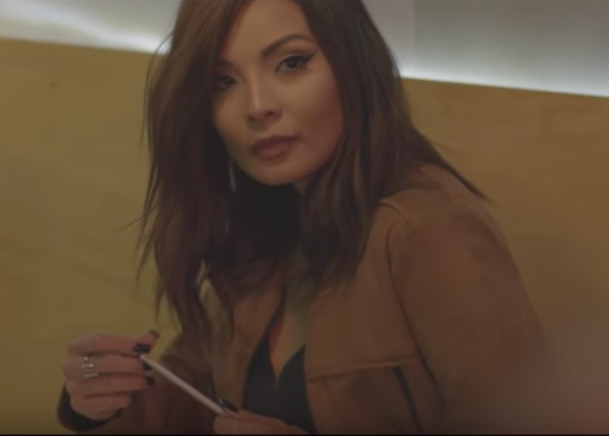 Carol Nakamura beija em clipe cantor apontado como pivô de separação