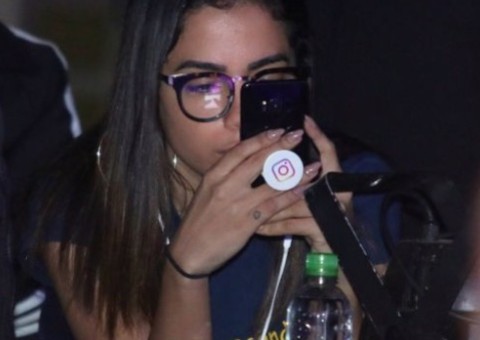 Sem maquiagem, Anitta vai à festa acompanhada do namorado 