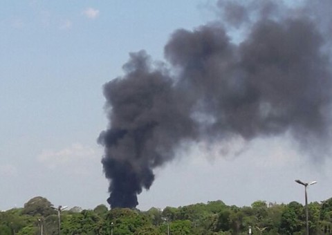 Incêndio em fábrica assusta moradores em Manaus