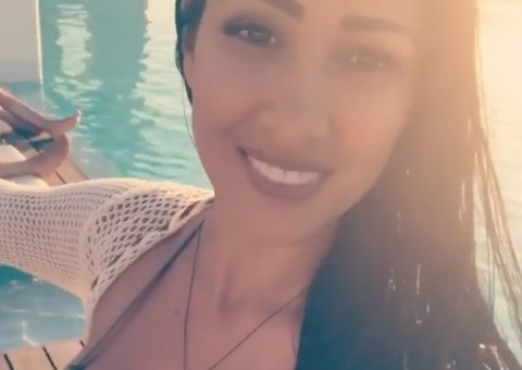 Simaria sensualiza de biquíni em vídeo e manda recado para fãs do Amazonas