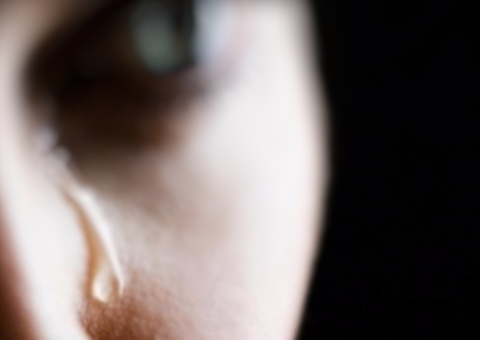 Para se vingar, jovem filma 'amiga' sendo estuprada e divulga vídeo nas redes sociais