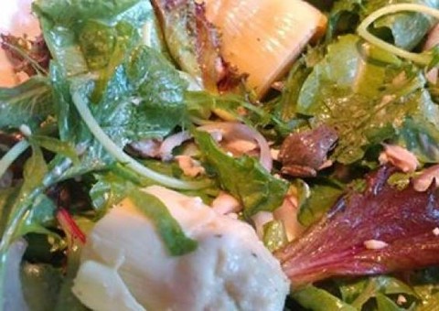 Mulher encontra rã em salada comprada no supermercado e tem atitude de causar espanto