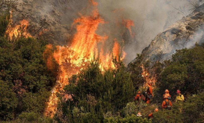 Incêndio força esvaziamento de 500 casas em Los Angeles