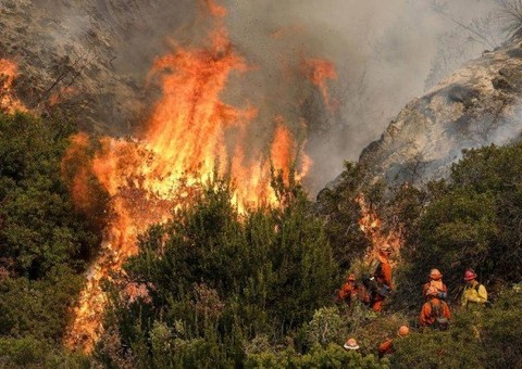 Incêndio força esvaziamento de 500 casas em Los Angeles