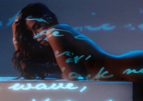 Anitta libera prévia de clipe internacional e aparece nua em foto