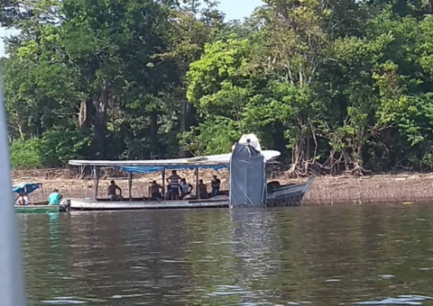 Colisão entre lancha e barco pequeno deixa homem desaparecido em Manaus