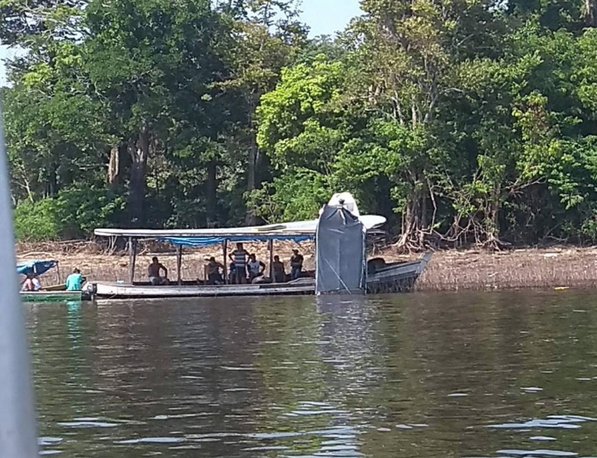Colisão entre lancha e barco pequeno deixa homem desaparecido em Manaus