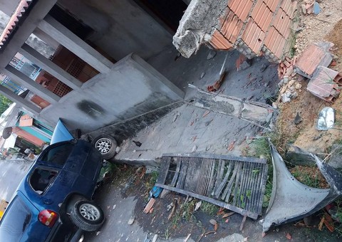 Ao descer ladeira, motorista perde controle do carro e causa destruição em rua de Manaus