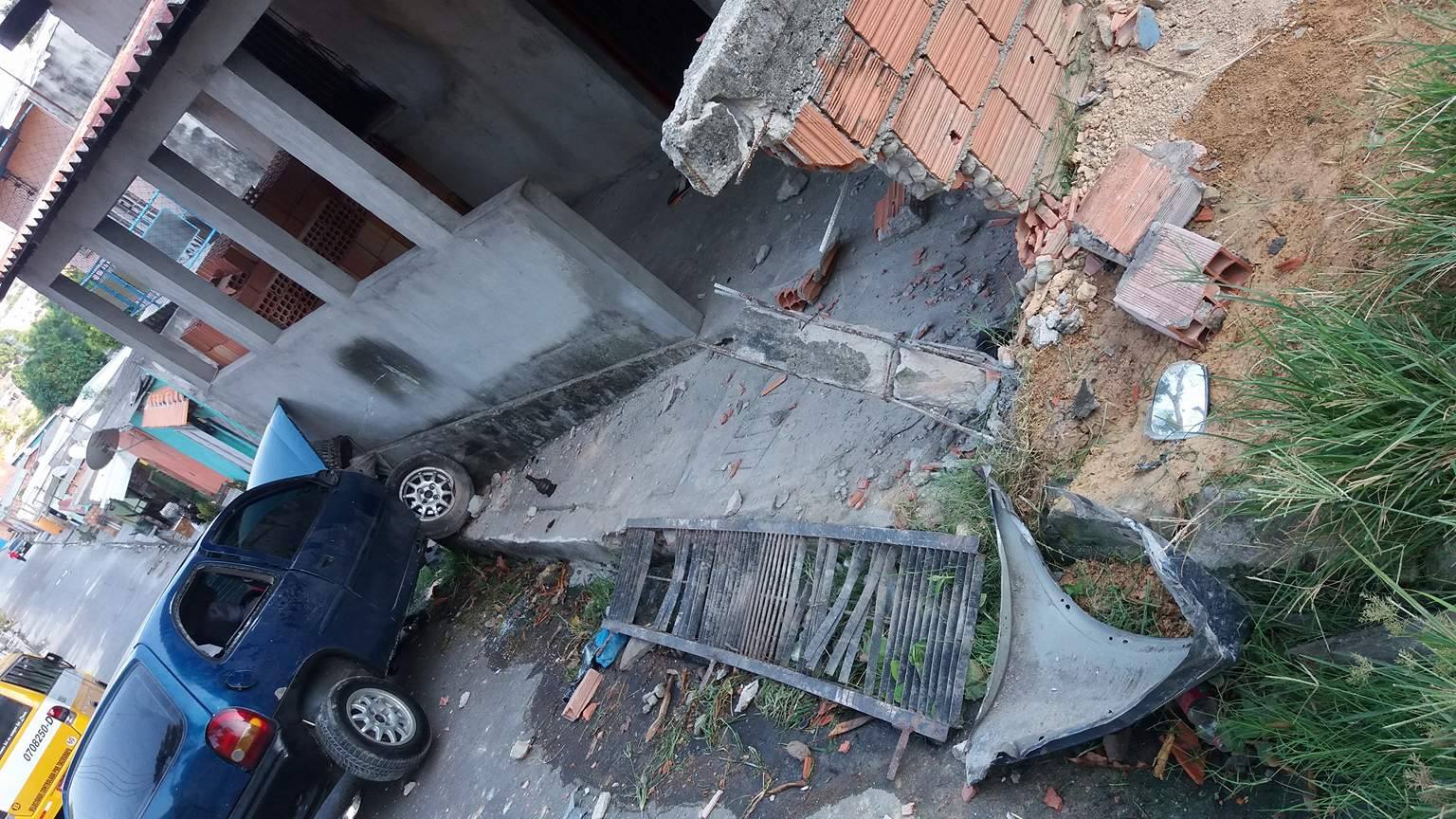 Ao descer ladeira, motorista perde controle do carro e causa destruição em rua de Manaus