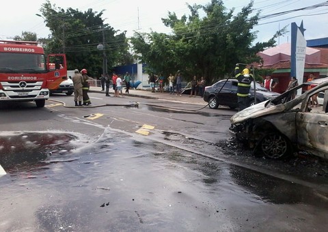 Três pessoas ficam feridas após colisão entre carros em Manaus; Um deles pegou fogo