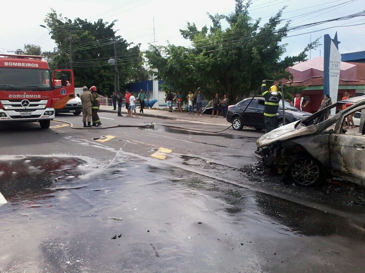 Três pessoas ficam feridas após colisão entre carros em Manaus; Um deles pegou fogo
