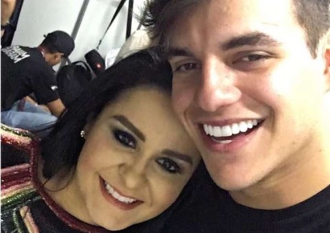 Após negar romance, ex- BBB Antônio é visto trocando carinhos com Maraisa após show