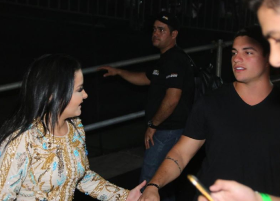 Após negar romance, ex- BBB Antônio é visto trocando carinhos com Maraisa após show
