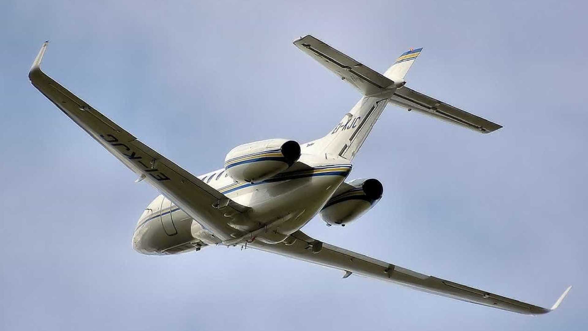 Avião que levava deputados entra em pane e faz pouso de emergência 