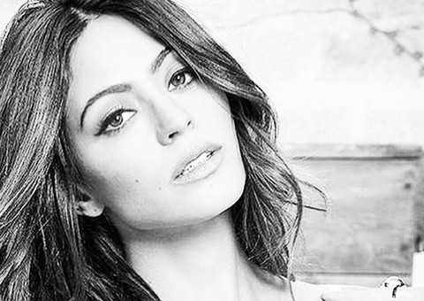 Carol Castro mostra amamentando filha e quebra tabu