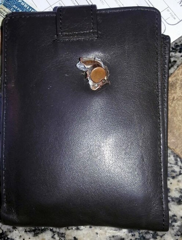 Homem baleado em assalto é salvo pela carteira no bolso