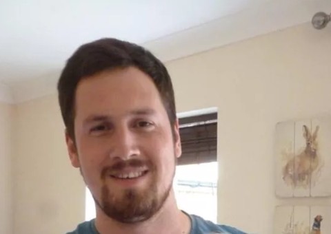 Homem leva tombo e chave crava em uma das mãos 