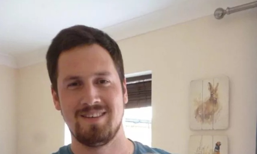 Homem leva tombo e chave crava em uma das mãos 