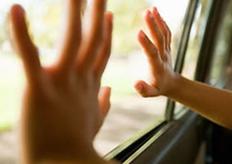 Pai é preso suspeito de deixar filho trancado em carro para ir a bar 