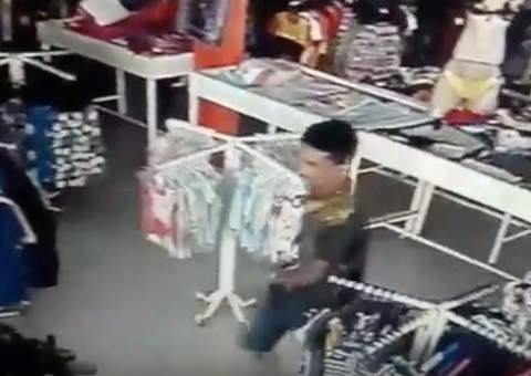 Em Manaus, homem armado invade loja e assalta funcionários; confira o vídeo