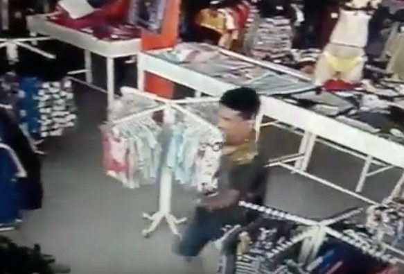 Em Manaus, homem armado invade loja e assalta funcionários; confira o vídeo