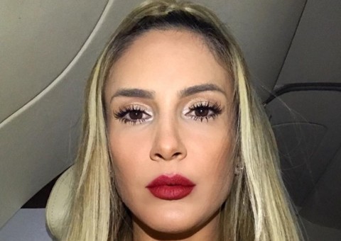 Claudia Leitte surge com boca maior e fãs acreditam em preenchimento labial