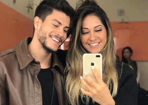 Mayra Cardi e Arthur Aguiar vão casar após 2 meses de namoro