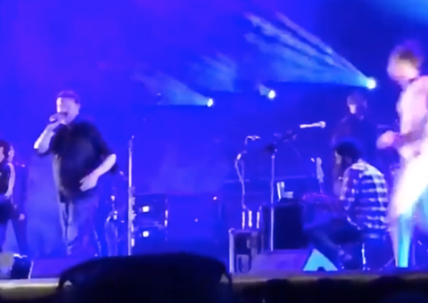 Homem pelado invade show em festival e vídeo viraliza na internet