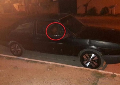 Jovem tira foto de veículo e o que aparece no banco da frente assusta todos