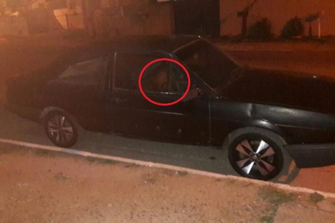 Jovem tira foto de veículo e o que aparece no banco da frente assusta todos