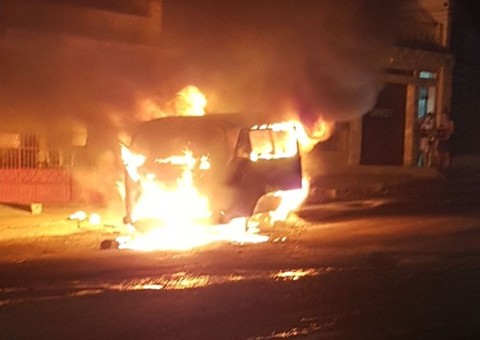 Em Manaus, carro pega fogo minutos após deixar posto de combustível