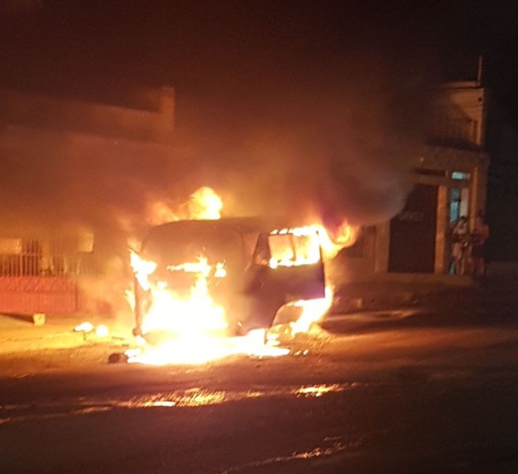 Em Manaus, carro pega fogo minutos após deixar posto de combustível