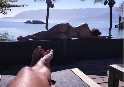 Paula Fernandes ostenta corpão de biquíni e ganha elogio do namorado