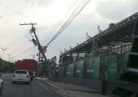 Em Manaus, carro colide com poste e motorista fica ferido 