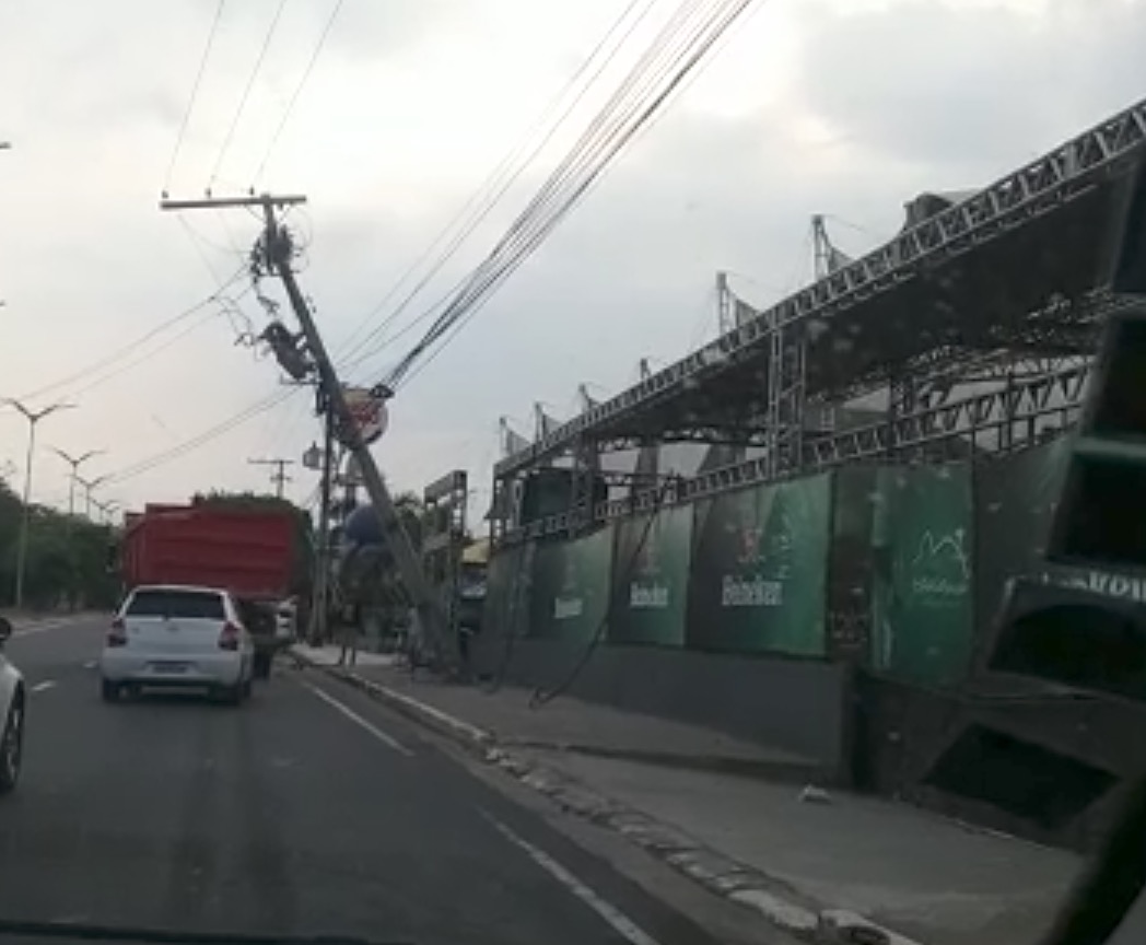 Em Manaus, carro colide com poste e motorista fica ferido 