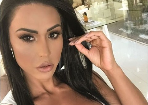 Gracyanne Barbosa choca com bumbum avassalador de fio dental de todos os ângulos
