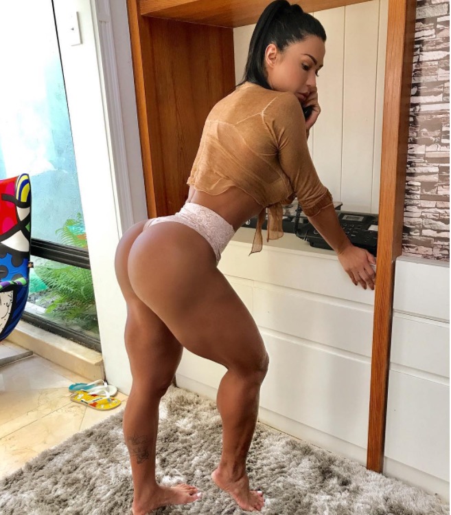 Gracyanne Barbosa choca com bumbum avassalador de fio dental de todos os ângulos