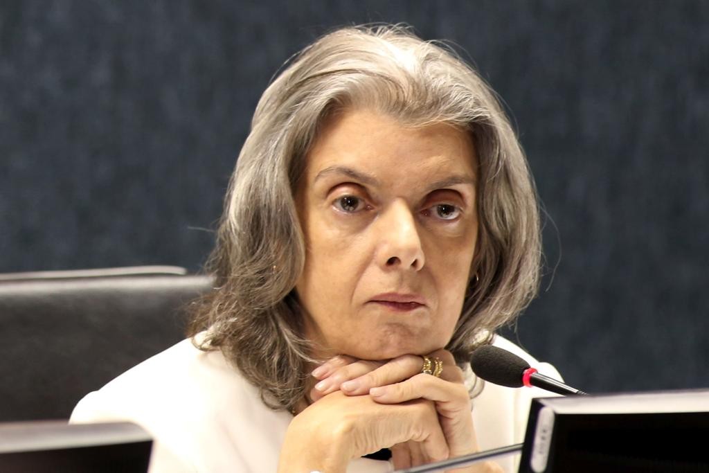 Cármen Lúcia pede investigação sobre menções de ministros do STF