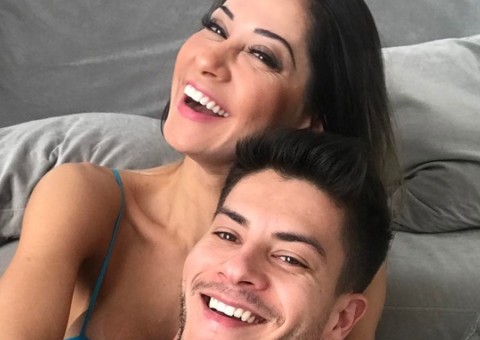 Mayra Cardi mostra aliança de noivado e surpresa de Arthur Aguiar