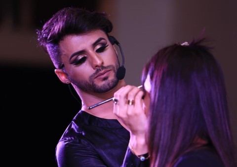 Sucesso nas redes sociais, maquiador Agustin Fernandez realiza talk show em Manaus